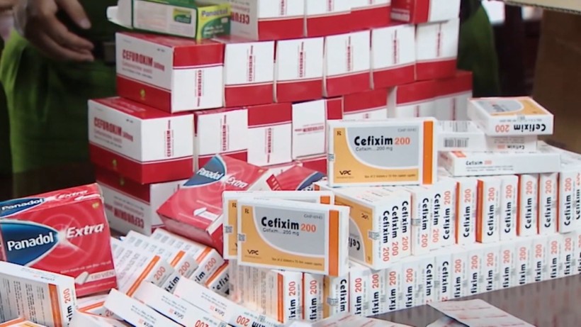 Lực lượng chức năng thu giữ các sản phẩm thuốc giả. Ảnh: PV/TTXVN.