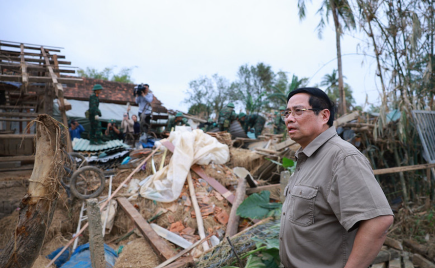 Thủ tướng Phạm Minh Chính thăm nhà người dân bị sập hoàn toàn do mưa lũ tại thôn Phú Hữu, xã Hòa Thịnh, tỉnh Đắk Lắk.