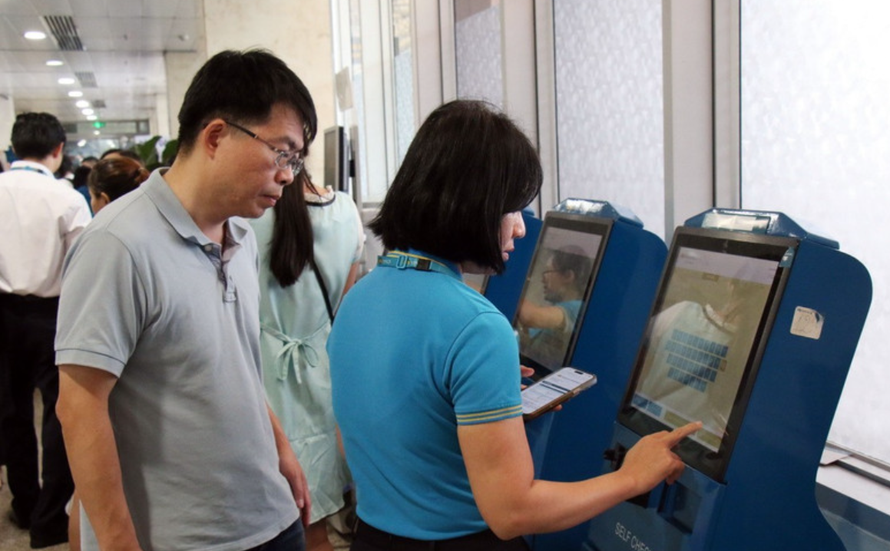 Nhân viên hỗ trợ hành khách checkin online.