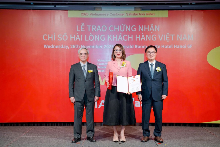 Bà Nguyễn Ngọc Thúy Linh – Phó Tổng giám đốc Vận hành Xanh SM thị trường Việt Nam và Lào đại diện công ty tại lễ trao chứng nhận