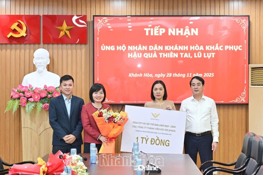 Đại diện Công ty Cổ phần Vega City (thành viên thuộc tập đoàn KDI) đã trao số tiền ủng hộ 1 tỷ đồng thông qua Ủy ban Mặt trận Tổ quốc Việt Nam tỉnh Khánh Hòa