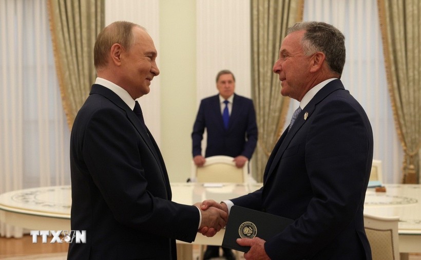 Tổng thống Nga Vladimir Putin (trái) và đặc phái viên của Tổng thống Mỹ Donald Trump, ông Steve Witkoff (phải) tại cuộc gặp ở Moskva ngày 6/8/2025. 