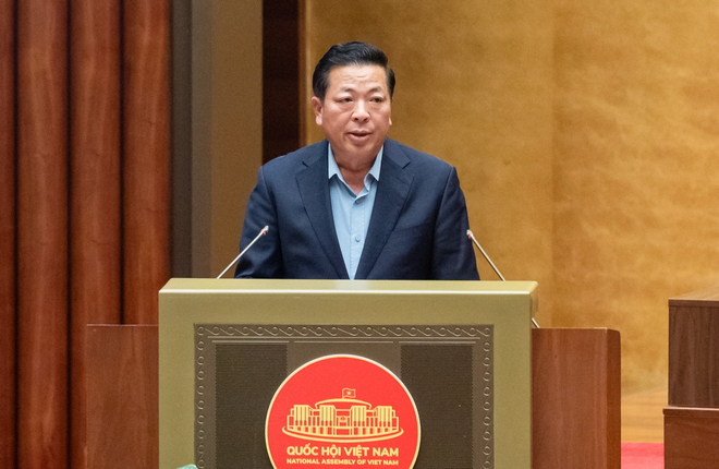 Bộ trưởng Bộ Xây dựng Trần Hồng Minh, thừa ủy quyền của Thủ tướng Chính phủ trình bày Tờ trình về một số cơ chế, chính sách đặc thù, đặc biệt áp dụng cho dự án đường sắt tốc độ cao trên trục Bắc-Nam. (Ảnh: Báo ĐBND)