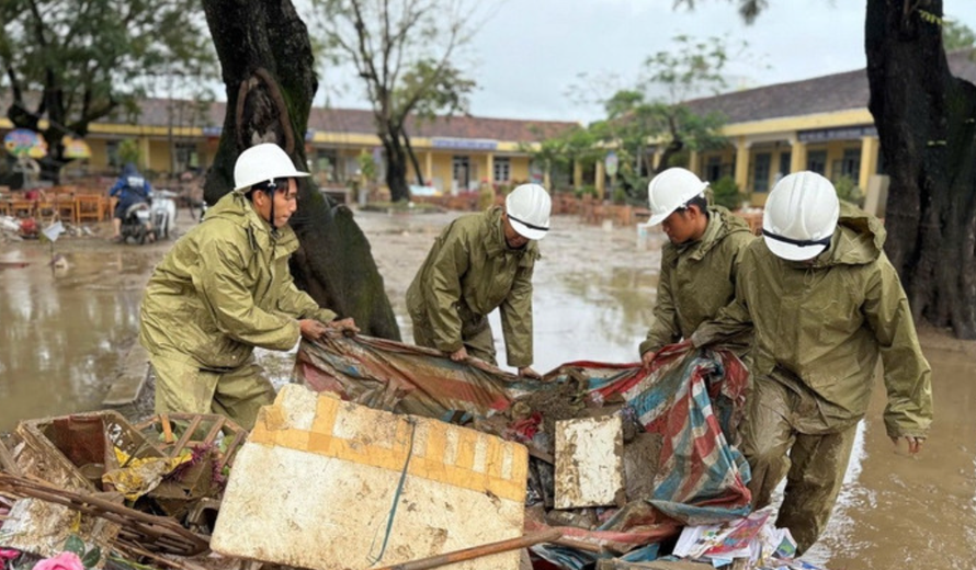 Lực lượng Quân đội hỗ trợ người dân thu dọn rác và bùn đất sau khi nước rút.
