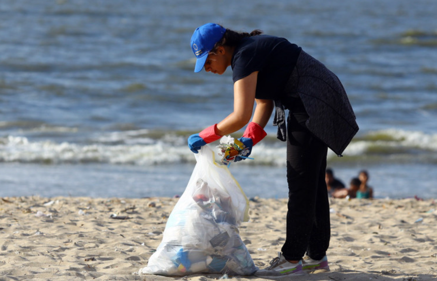 Tình nguyện viên dọn rác trên bãi biển ở Alexandria, Ai Cập