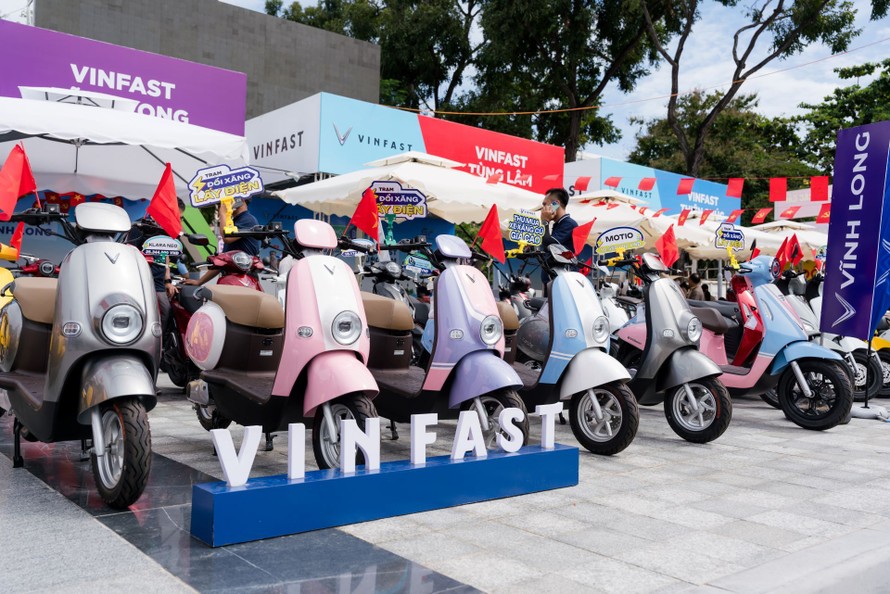 Xe máy điện lên ngôi - xe máy xăng hết thời “làm giá”: Người tiêu dùng hưởng lợi kép