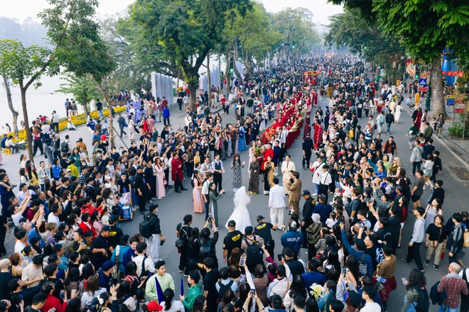 Đông đảo du khách dõi theo cuộc tái hiện đám cưới xưa "Bách hoa hỷ sự" thuộc khuôn khổ Vietnam Happy Fest 2025