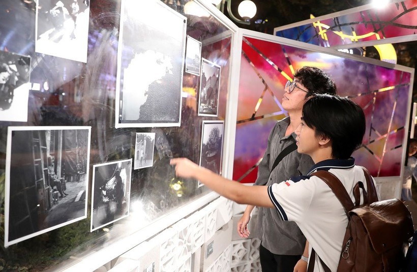 Người dân Thủ đô tham quan, trải nghiệm tại Lễ hội thiết kế sáng tạo.