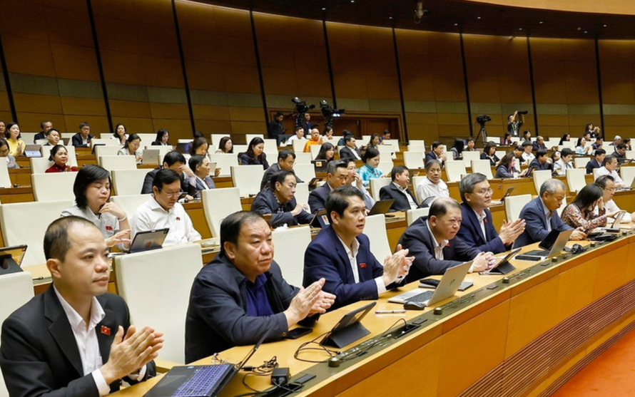 Đại biểu Quốc hội biểu quyết thông qua các luật và nghị quyết.