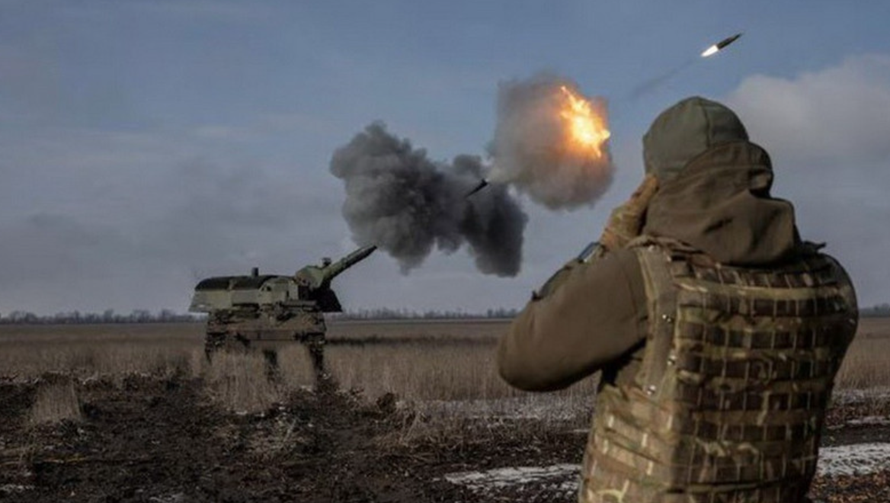 Binh sỹ Ukraine bắn lựu pháo bọc thép 2000 trong cuộc xung đột với Nga gần Bahmut, vùng Donetsk