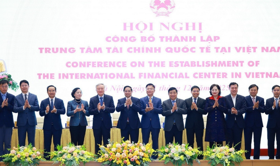 Thủ tướng Phạm Minh Chính và các thành viên Hội đồng điều hành Trung tâm Tài chính Quốc tế và Cơ quan điều hành Trung tâm Tài chính Quốc tế tại Thành phố Hồ Chí Minh và Thành phố Đà Nẵng.