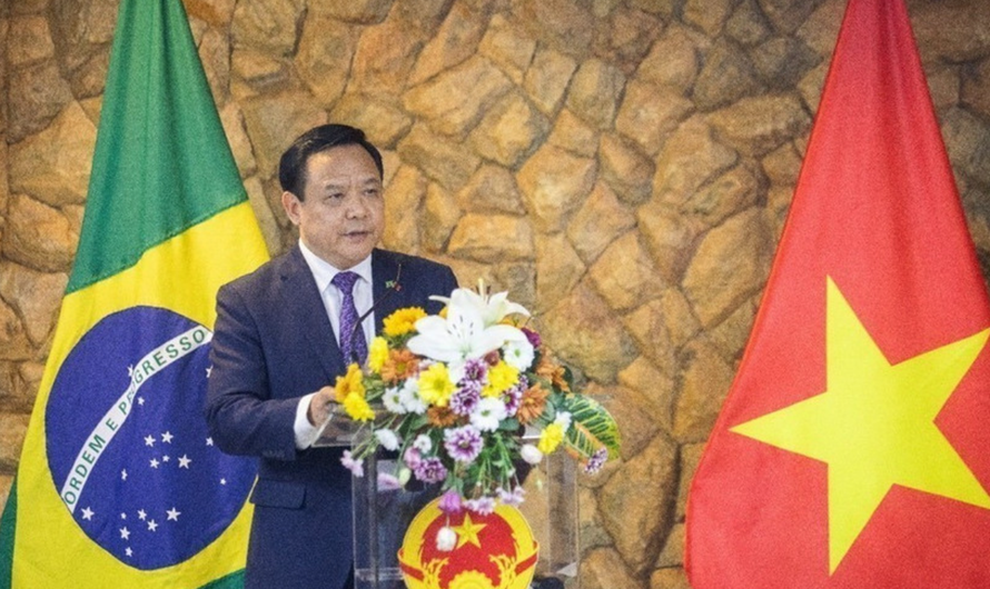 Đại sứ Việt Nam tại Brazil Bùi Văn Nghị phát biểu tại Gặp mặt Hữu nghị cuối năm 2025. 