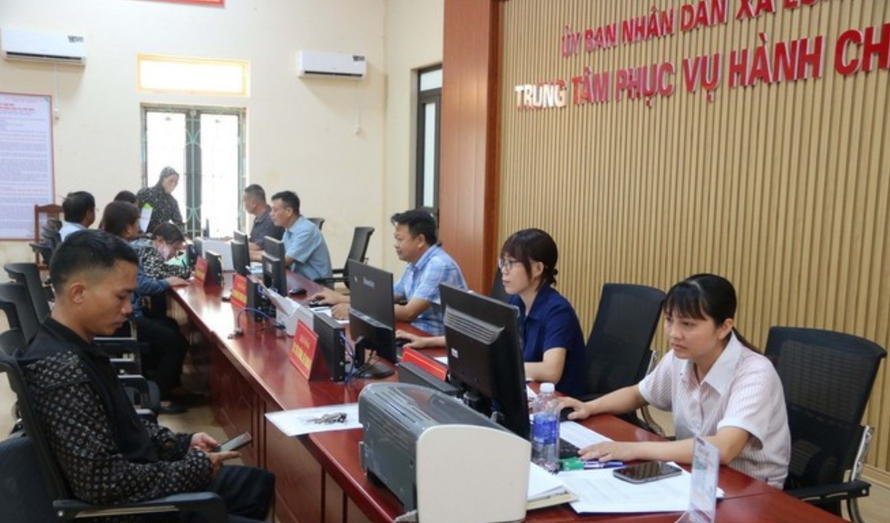 Hoạt động tại Trung tâm Phục vụ hành chính công xã Long Hưng (tỉnh Hưng Yên)