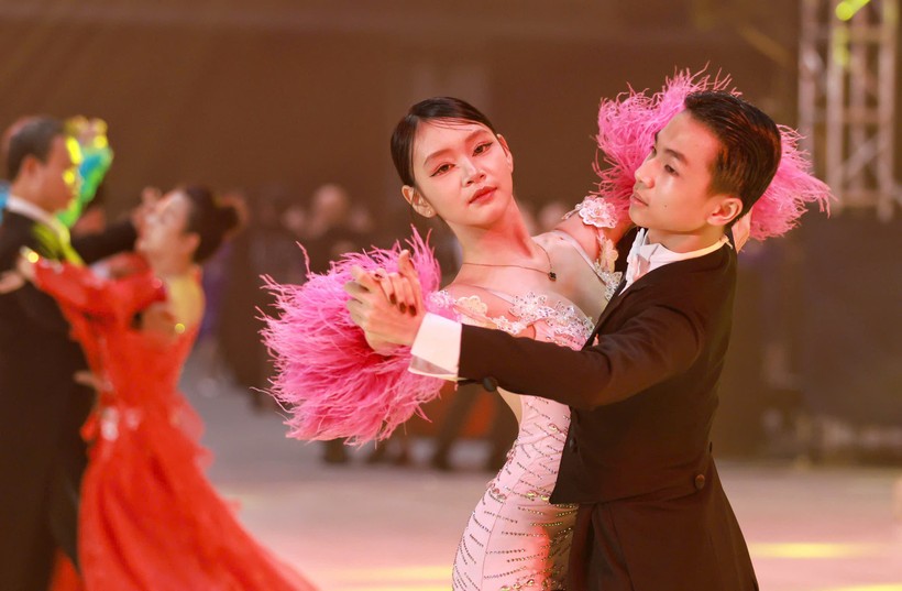 Chương trình gây ấn tượng không chỉ bởi quy mô mà còn bởi ngôn ngữ hình thể tinh tế, giàu cảm xúc. 