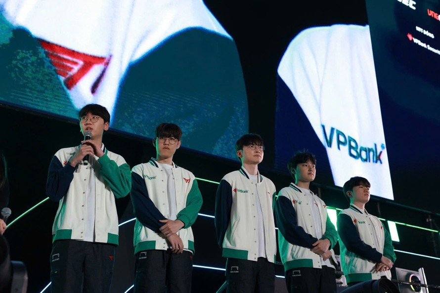 Năng lượng bùng nổ: 6 tiếng khán giả hò reo không ngớt trong buổi fan meeting của T1 tại Hà Nội