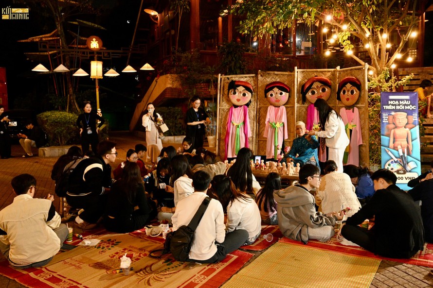 Gian “Họa màu trên rối mộc” thu hút đông đảo các bạn trẻ tham gia trải nghiệm. Ảnh: BTC