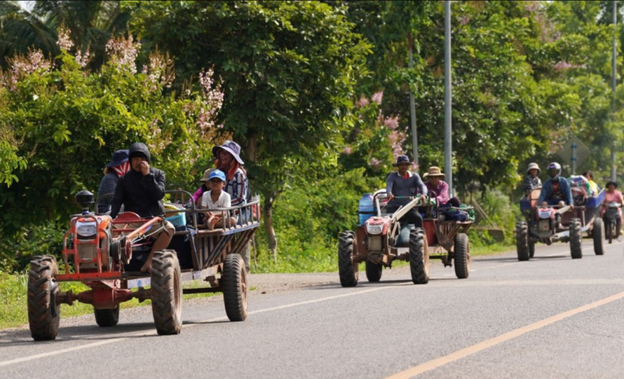 Người dân đi sơ tán tránh xung đột tại Oddar Meanchey, Campuchia.