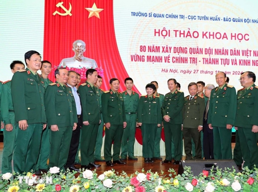 Thượng tướng, Tiến sỹ Lê Huy Vịnh, Thứ trưởng Bộ Quốc phòng, và các đại biểu dự hội thảo. Ảnh: Trọng Đức/TTXVN