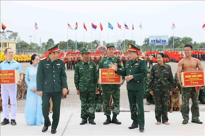 Thượng tướng Hoàng Xuân Chiến tặng quà, động viên khích lệ tinh thần các lực lượng tham gia tổng duyệt. Ảnh: An Đăng/TTXVN