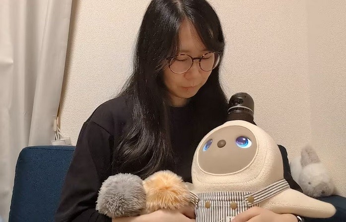 Cô Haruka Uto cùng 3 robot thú cưng AI. Ảnh: ABC News