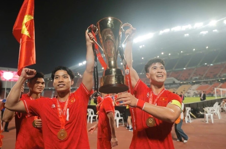 Duy Mạnh và Văn Thanh hân hoan giương cao cup vô địch. Ảnh: Minh Quyết/TTXVN