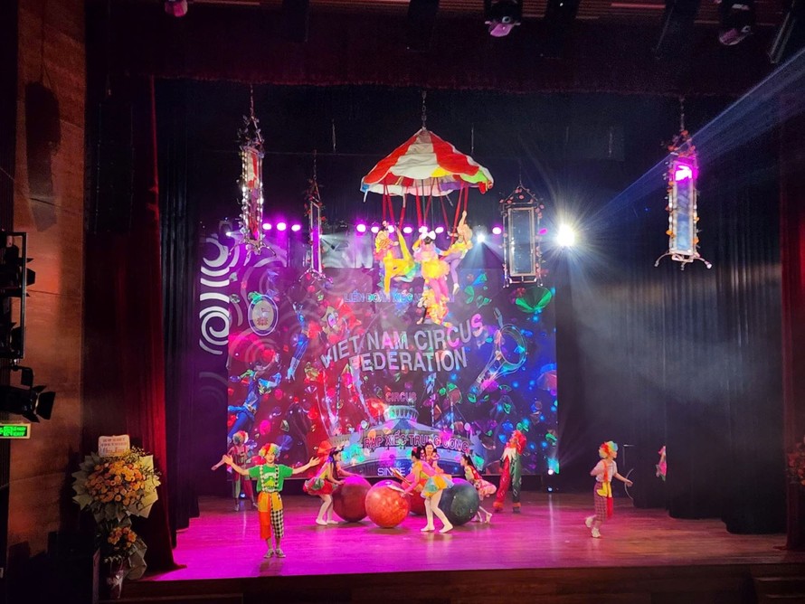 Sân khấu vuông mới được xây dựng hiện đại, đáp ứng tiêu chuẩn của một nhà hát nghệ đa năng. Ảnh: TTXVN phát