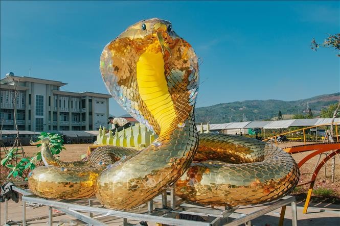 Linh vật rắn do nghệ nhân Đinh Văn Tâm (33 tuổi) cùng đội ngũ sáng tạo được đặt tại trung tâm thị trấn Lao Bảo, huyện Hướng Hoá. Ảnh: Thanh Thủy/TTXVN