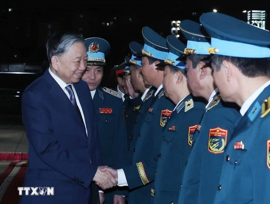 Tổng Bí thư Tô Lâm với lãnh đạo Bộ Quốc phòng và Quân chủng Phòng không-Không quân. Ảnh: Thống Nhất/TTXVN