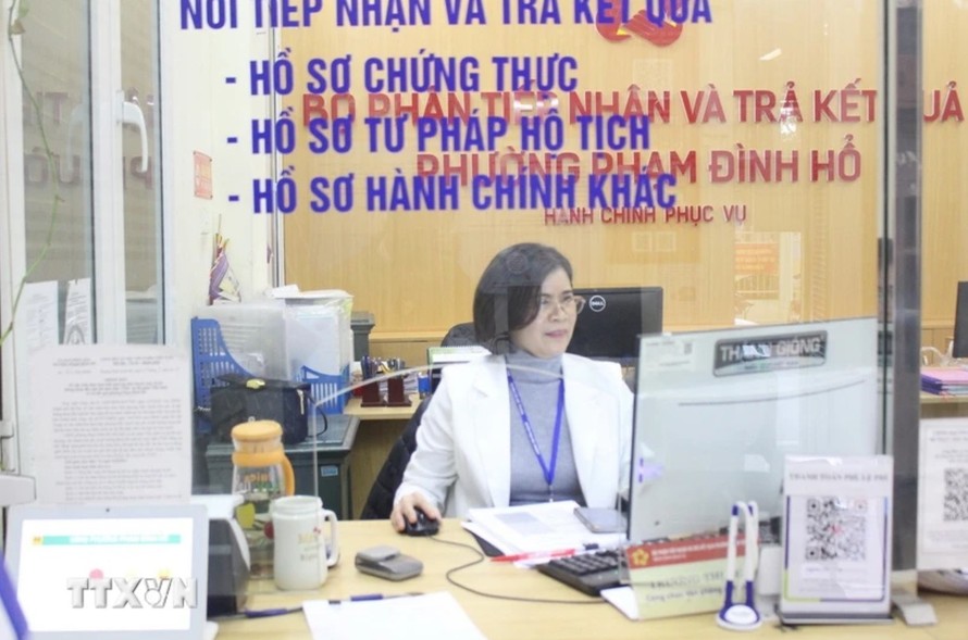 Cán bộ, công chức, viên chức tại Ủy ban Nhân dân phường Phạm Đình Hổ làm việc nghiêm túc ngay từ đầu giờ sáng theo đúng quy định. Ảnh: Nguyễn Thắng/TTXVN