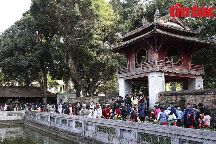 Du khách tham quan Văn Miếu - Quốc Tử Giám dịp Tết.