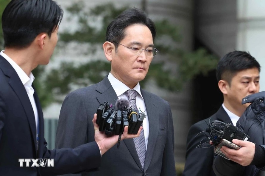 Chủ tịch Tập đoàn điện tử Samsung Lee Jae-yong (giữa) rời Tòa án quận trung tâm Seoul (Hàn Quốc), hồi tháng Hai năm ngoái. Ảnh: Yonhap/TTXVN
