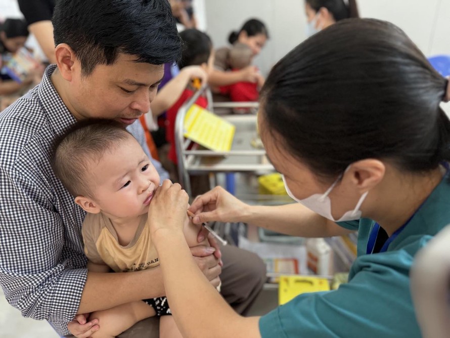 Tiêm vaccine sởi cho trẻ.