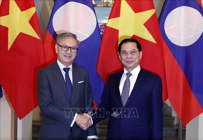 Phó Thủ tướng, Bộ trưởng Ngoại giao Bùi Thanh Sơn đón Bộ trưởng Ngoại giao Lào Thongsavanh Phomvihane. Ảnh: An Đăng/TTXVN