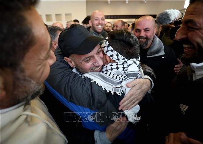 Tù nhân Palestine, được Israel trả tự do, đoàn tụ với người thân tại thành phố Ramallah, Bờ Tây ngày 8/2/2025. Ảnh: THX/TTXVN
