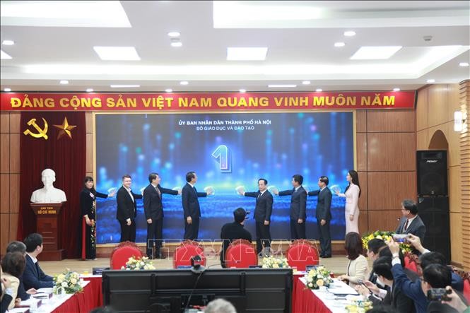 Các đại biểu thực hiện nghi thức kích hoạt Tháng tự học ngoại ngữ 2025. Ảnh: TTXVN phát