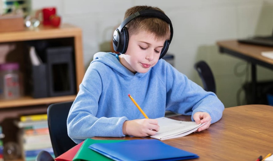 Tai nghe chống ồn. Ảnh: The Guardian