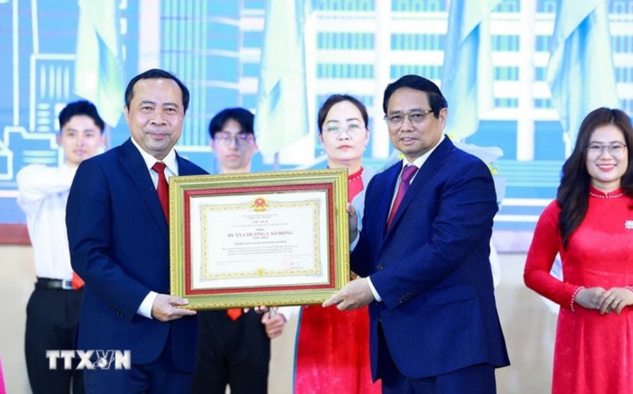 Thủ tướng Phạm Minh Chính trao Huân chương Lao động hạng Nhất của Chủ tịch nước tặng Đại học Quốc gia Thành phố Hồ Chí Minh. Ảnh: Dương Giang/TTXVN