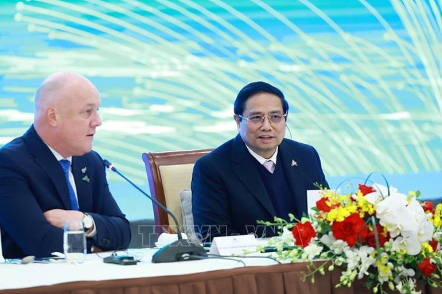 Thủ tướng Phạm Minh chính và Thủ tướng New Zealand Christopher Luxon tham dự Phiên làm việc về công nghệ. Ảnh: Dương Giang/TTXVN