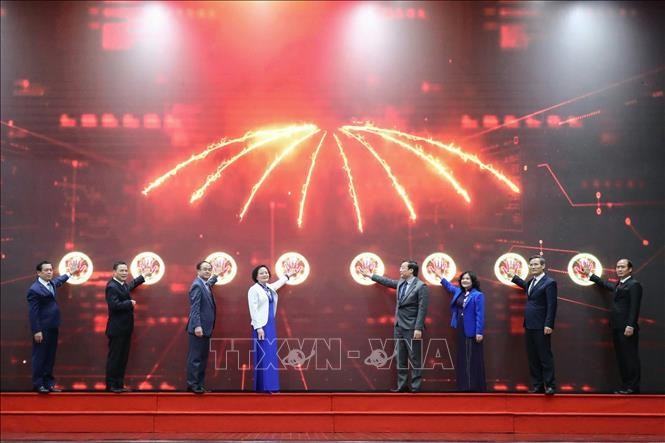 Bộ trưởng Bộ Nội vụ Phạm Thị Thanh Trà và 7 Thứ trưởng thực hiện nghi thức ra mắt Bộ Nội vụ. Ảnh: TTXVN phát