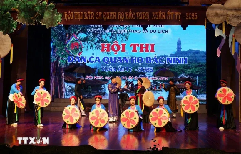 Tiết mục dự thi nội dung ca nhạc sân khấu quan họ. Ảnh: Thái Hùng/TTXVN