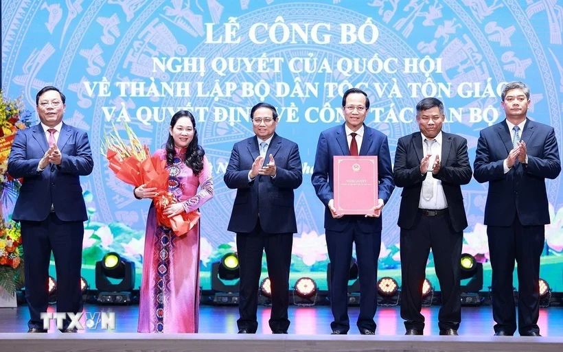 Thủ tướng Phạm Minh Chính trao Quyết định thành lập Bộ Dân tộc và Tôn giáo cho lãnh đạo Bộ. Ảnh: Dương Giang/TTXVN