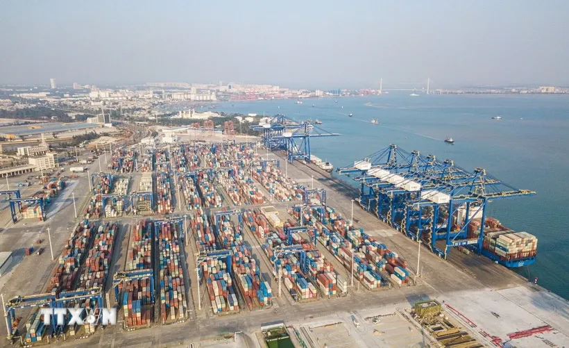 Quang cảnh cảng hàng hóa tại tỉnh Hải Nam, Trung Quốc. Ảnh: THX/TTXVN