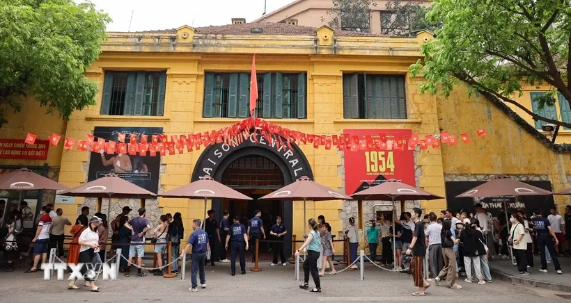 Di tích nhà tù Hỏa Lò là “Địa chỉ đỏ,” nơi giáo dục truyền thống yêu nước, cách mạng tới mọi tầng lớp nhân dân, đặc biệt là thế hệ trẻ. Ảnh: Thanh Tùng/TTXVN