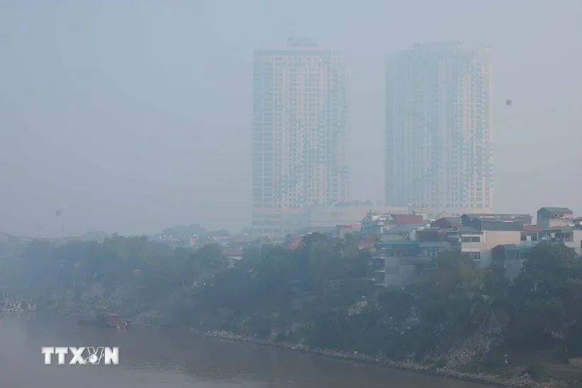 Các tòa nhà tại quận Long Biên (Hà Nội) chìm trong làn sương mù và bụi do ô nhiễm. Ảnh: Hoàng Hiếu/TTXVN
