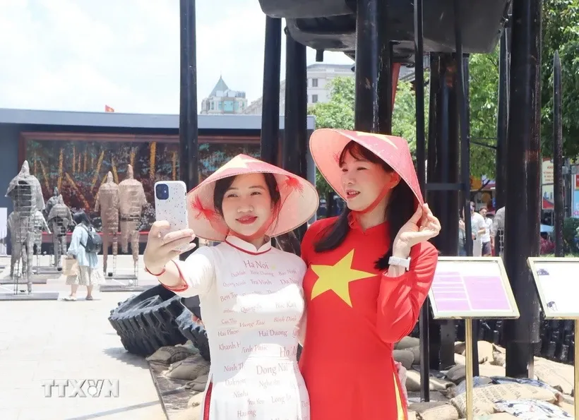 Người dân ghi lại những khoảnh khắc trong dịp lễ kỷ niệm ngày thống nhất đất nước. Ảnh: Thu Hương/TTXVN