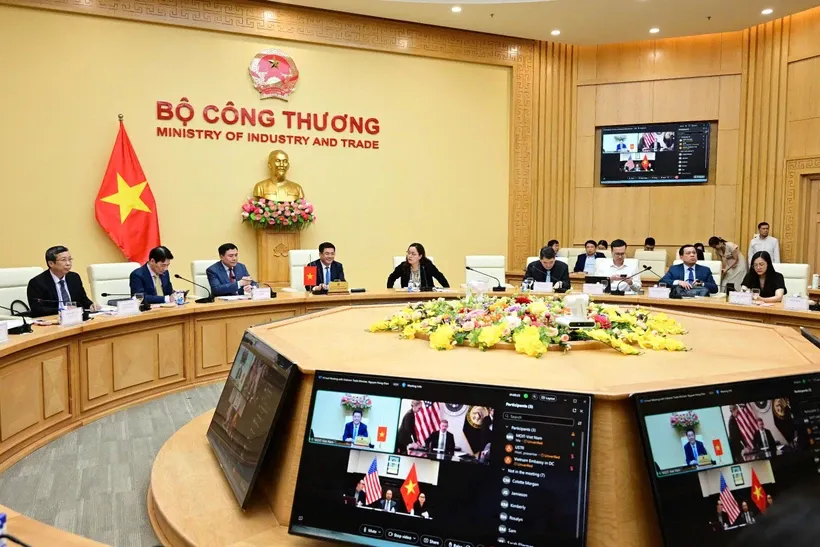 Bộ trưởng Bộ Công Thương, Trưởng đoàn đàm phán Chính phủ Nguyễn Hồng Diên điện đàm với Trưởng Đại diện Thương mại Hoa Kỳ Jamieson L. Greer. Ảnh: PV/Vietnam