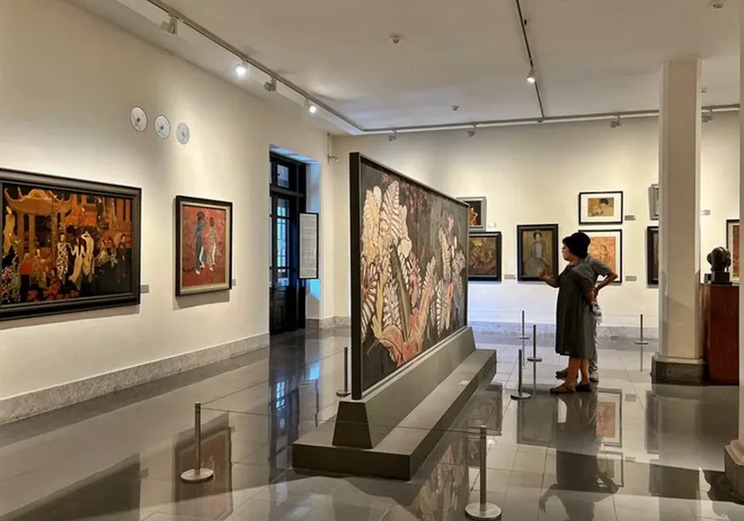Khách tham quan bảo tàng Mỹ thuật Việt Nam.