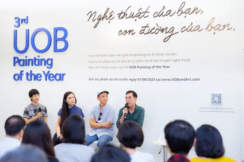 Họa sỹ Đặng Xuân Hòa (phải), Chủ tịch Hội đồng nghệ thuật hội họa, Hội Mỹ thuật Việt Nam.