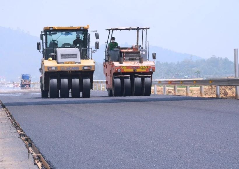 Nhà thầu thi công thảm bê tông nhựa nền đường một Dự án đường bộ cao tốc Bắc-Nam phía Đông. 