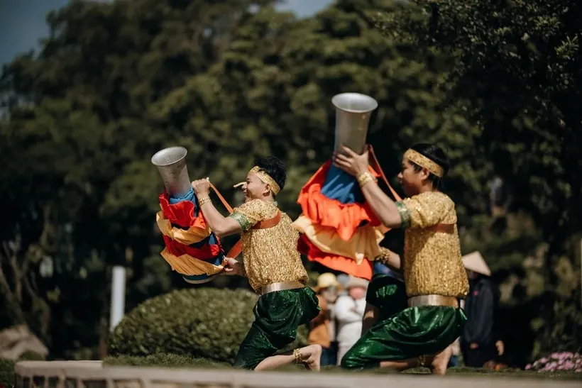 Múa trống Chhay dăm- di sản văn hóa của người Khmer được trình diễn trên núi Bà Đen. Ảnh: Sun World Ba Den Mountain